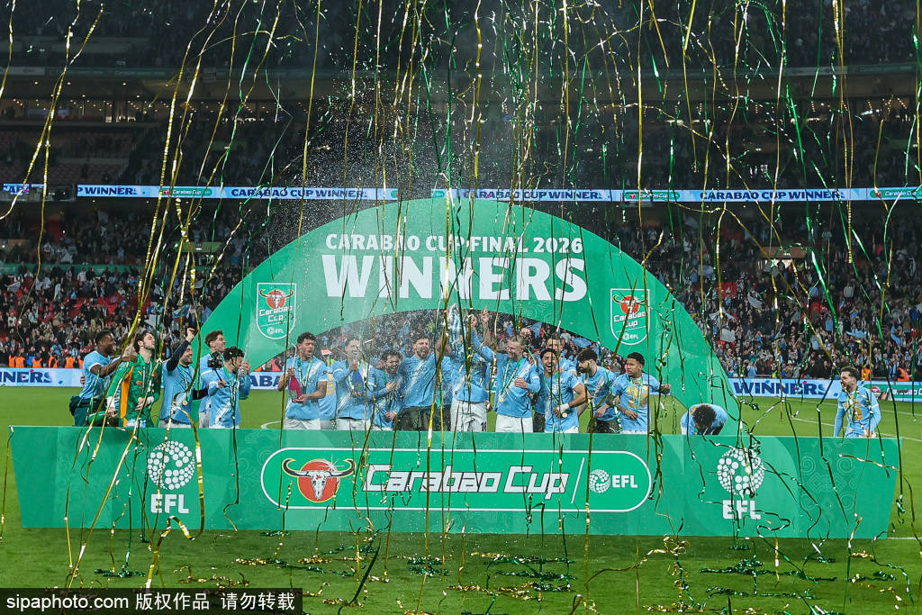 联赛杯-曼城2-0阿森纳夺冠 众将捧杯开怀